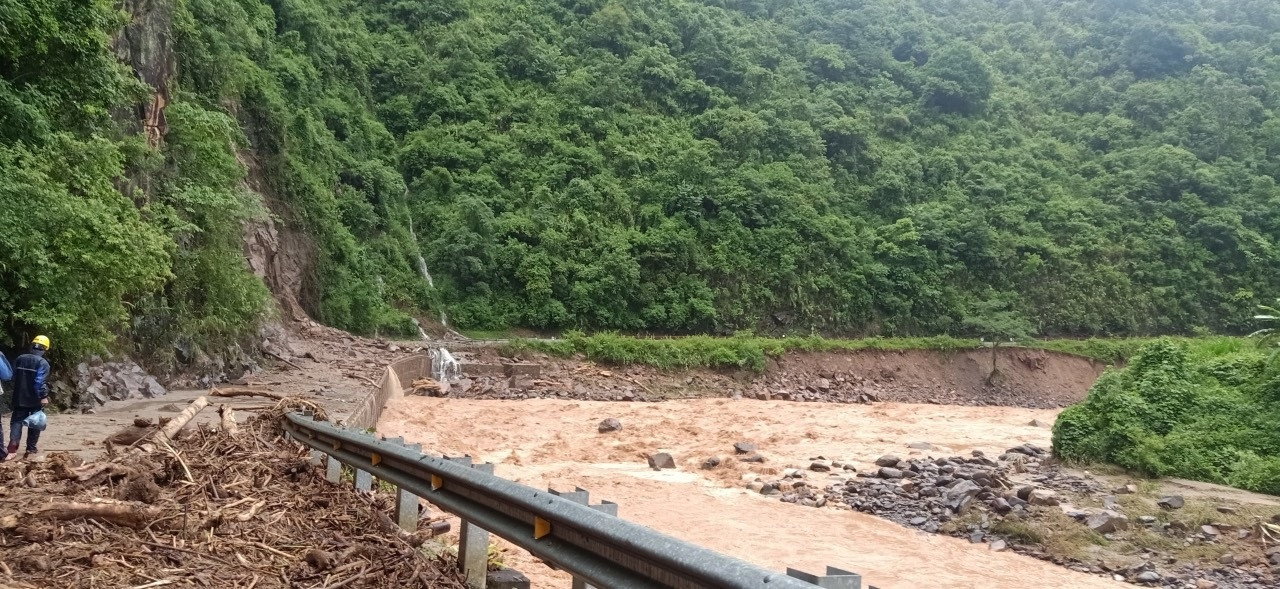Đường vào Thủy Điện Hồ Bốn, huyện Mù Cang Chải, tỉnh Yên Bái giao thông tê liệt.