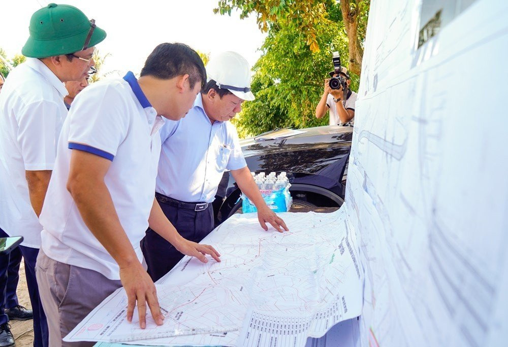 Phó Chủ tịch UBND thành phố Hải Phòng Nguyễn Đức Thọ kiểm tra công tác giải phóng mặt bằng phục vụ thi công Dự án.