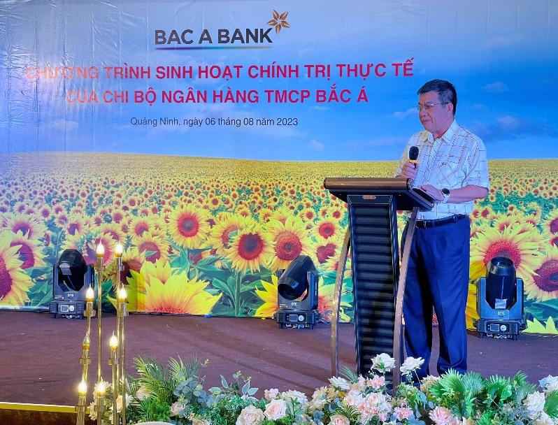Ông Võ Văn Quang, Ủy viên Thường vụ Đảng ủy Khối doanh nghiệp ngoài khu vực nhà nước quận Hoàn Kiếm, Bí thư chi bộ Ngân hàng TMCP Bắc Á phát biểu tại chương tình.