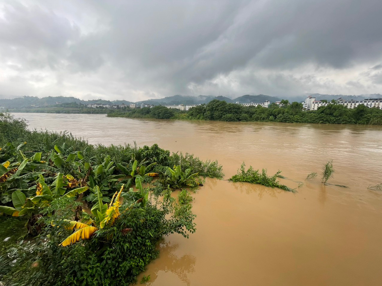 Mực nước sông ở Lào Cai dâng cao gây ngập úng nhiều nơi.
