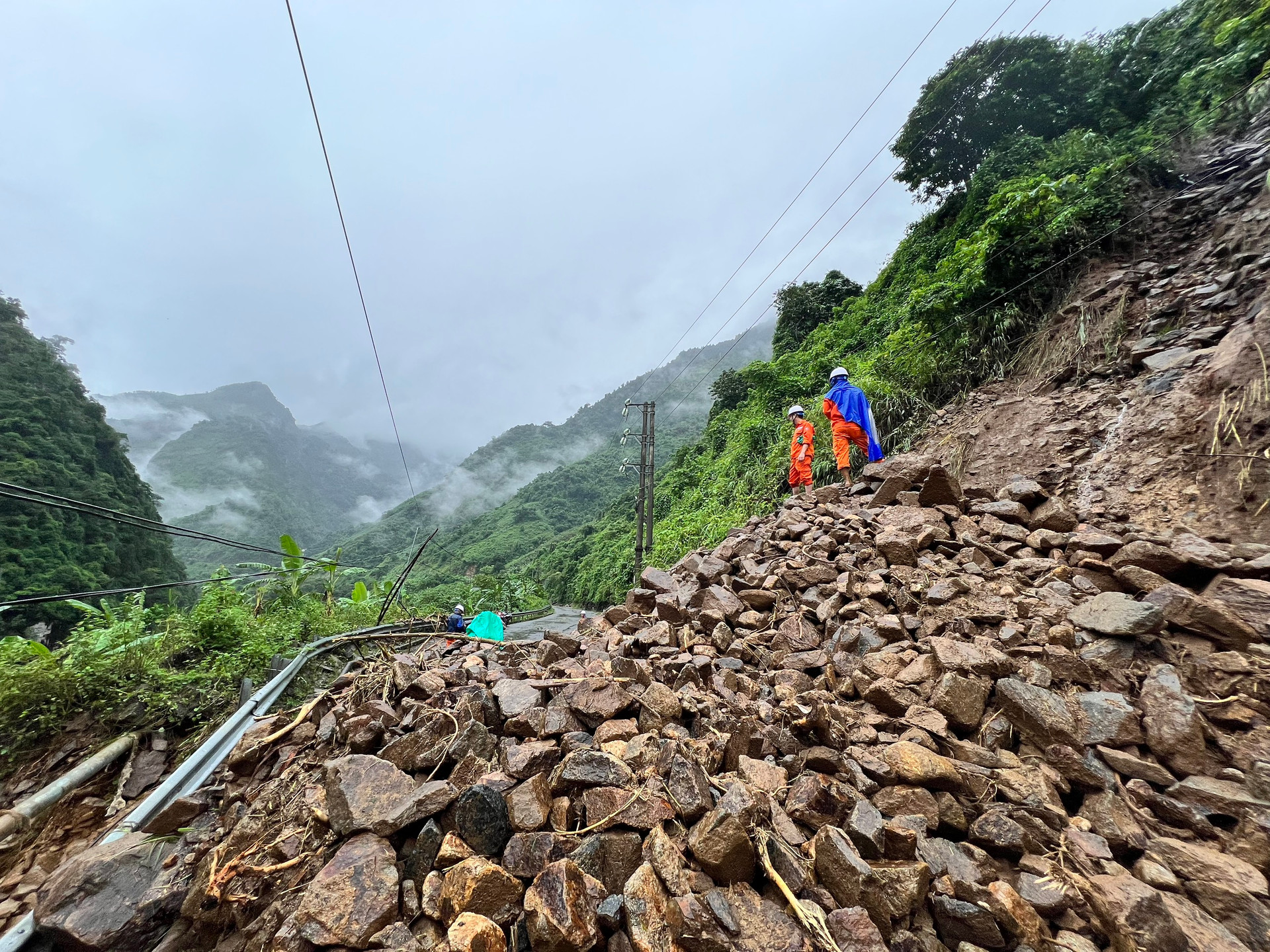 Tỉnh Sơn La cũng là địa phương chịu nhiều thiệt hại do mưa lũ và sạt lở. Công ty Điện lực Sơn La đã huy động lực lượng kiểm đếm, rà soát lưới điện để tổ chức khắc phục.