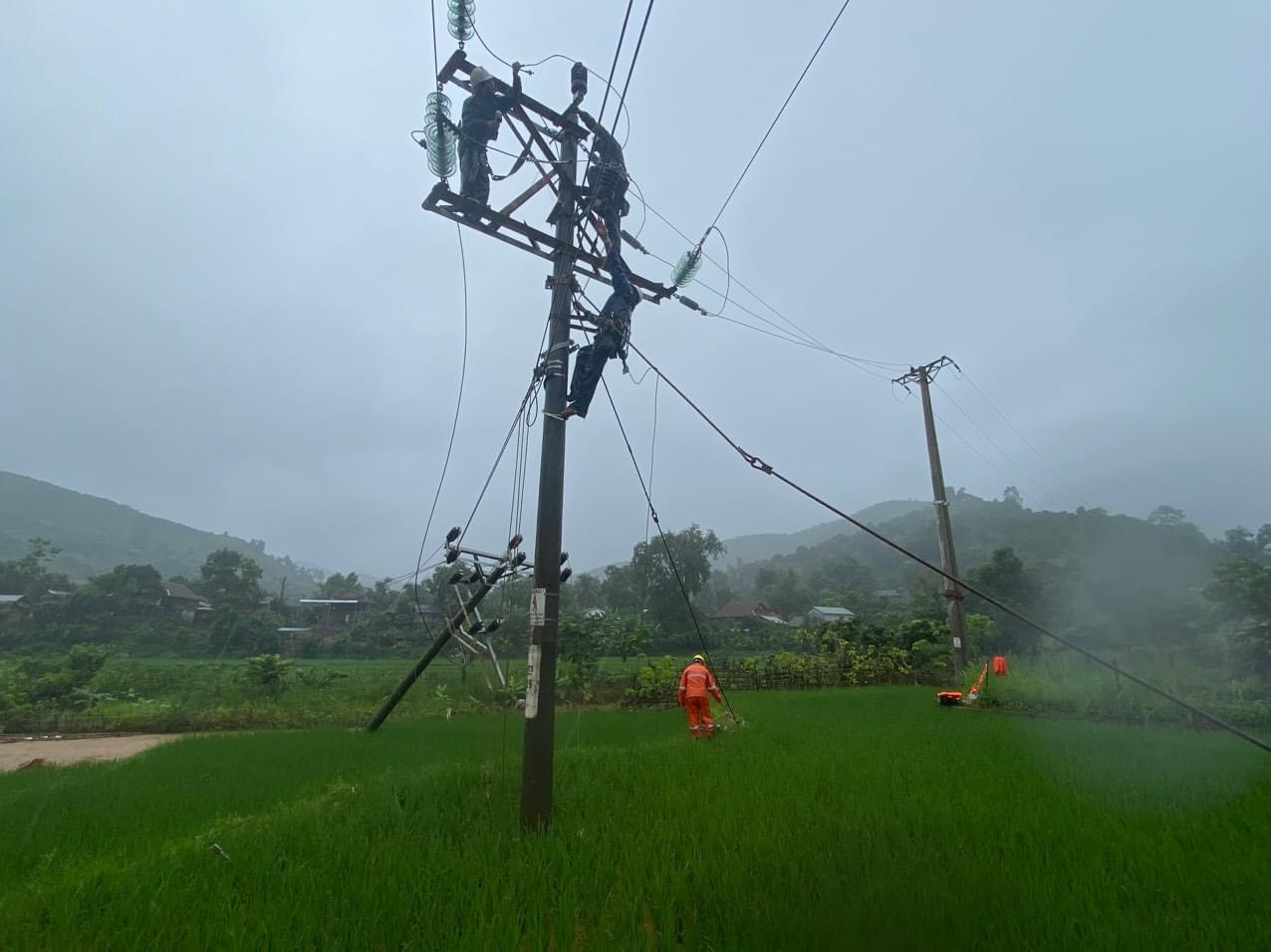 Công nhân Điện lực Sông Mã và Điện lực Sốp Cộp (Công ty Điện lực Sơn La) kiểm tra lưới điện sau mưa lũ để nhanh chóng xử lý sự cố, cấp điện trở lại cho khách hàng.