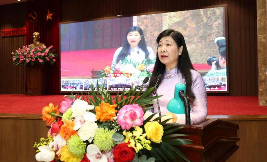 Bà Nguyễn Lan Hương, Chủ tịch Ủy ban MTTQ Việt Nam thành phố Hà Nội phát biểu tại buổi đối thoại.
