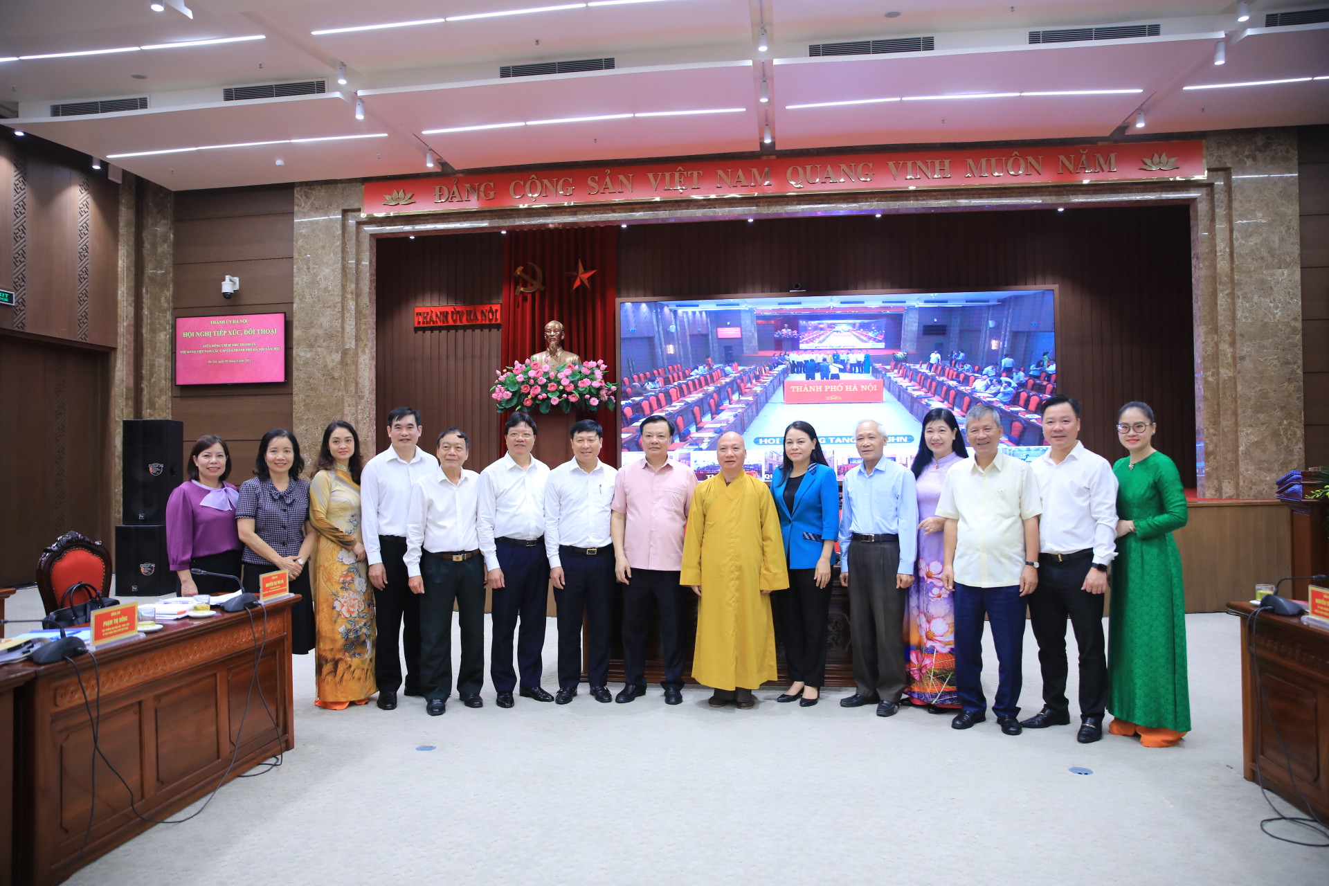 Bí thư Thành ủy Hà Nội Đinh Tiến Dũng và Phó Chủ tịch - Tổng thư ký Ủy ban Trung ương MTTQ Việt Nam  và các đại biểu dự hội nghị.