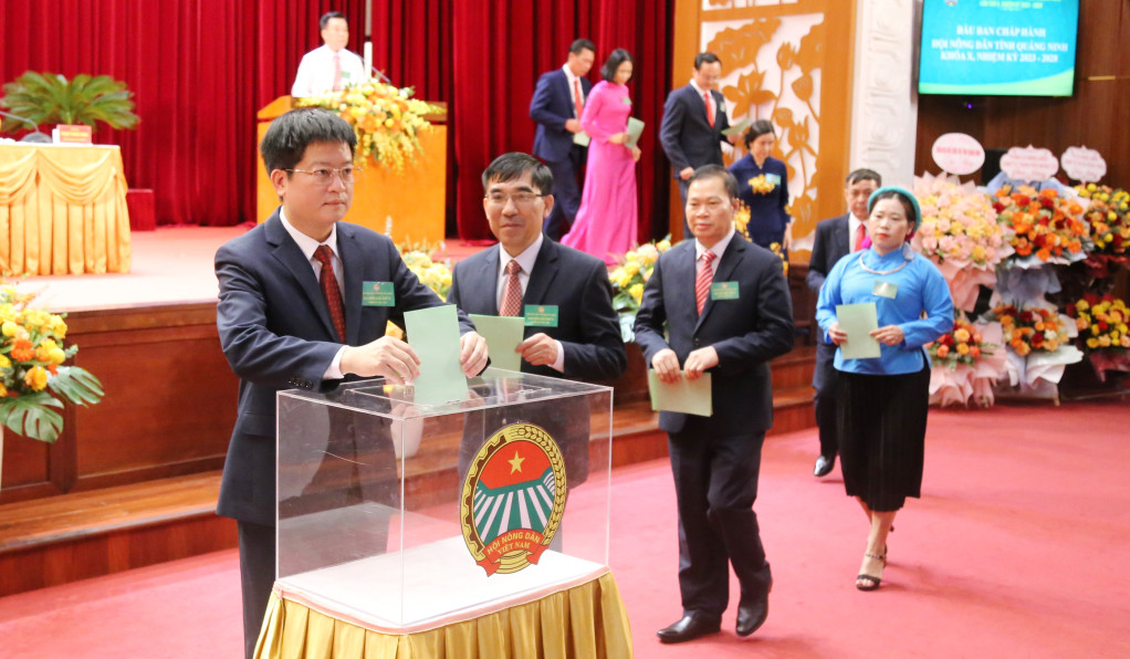 Các đại biểu tiến hành bầu Ban Chấp hành Hội Nông dân tỉnh Quảng Ninh khoá X, nhiệm kỳ 2023-2028. Ảnh: Báo Quảng Ninh
