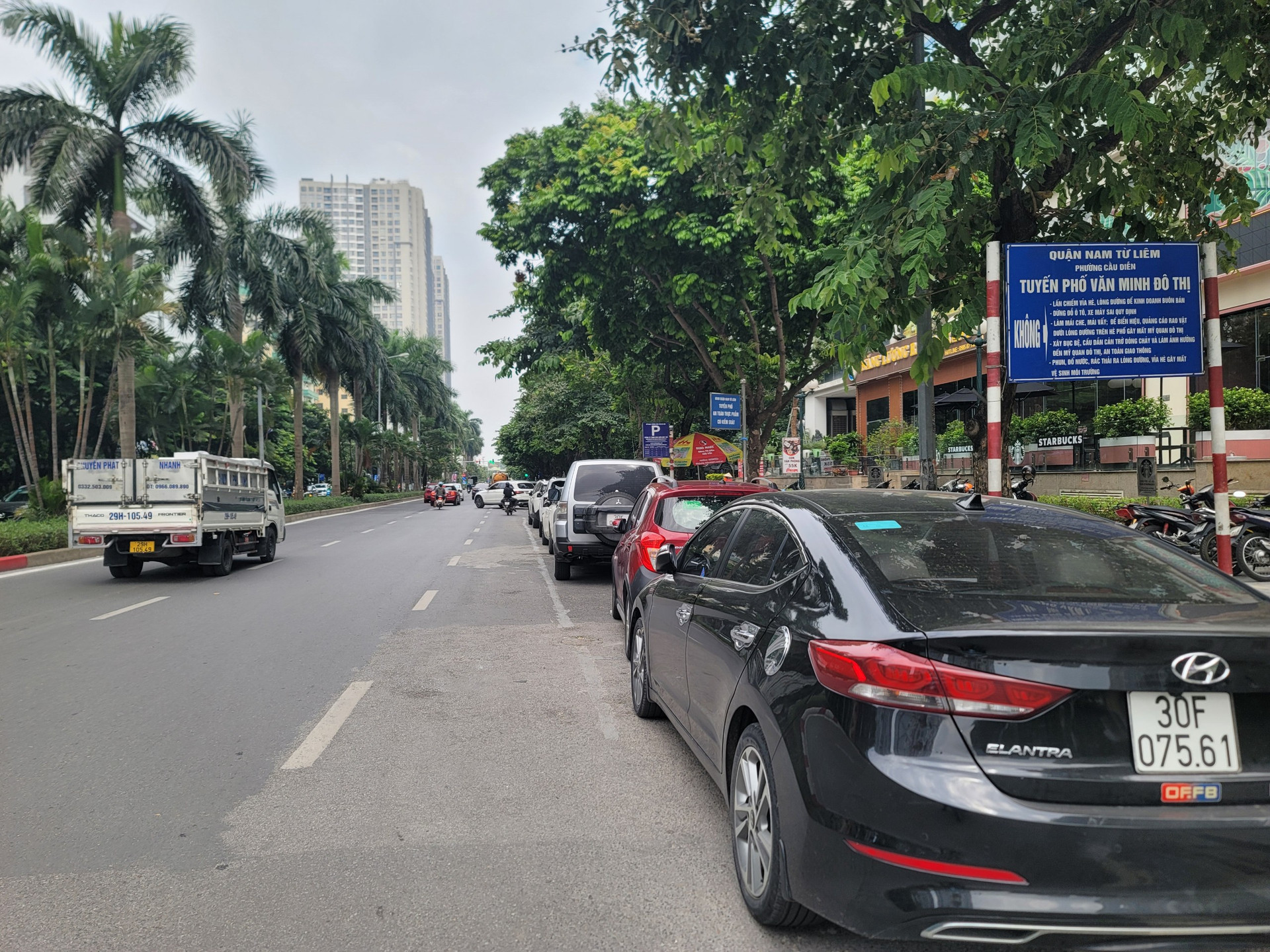 Sáng 10/8, ghi nhận rất nhiều phương tiện cơ giới dừng đỗ 2 bên đường của phố Lê Đức Thọ và phố Nguyễn Hoàng.