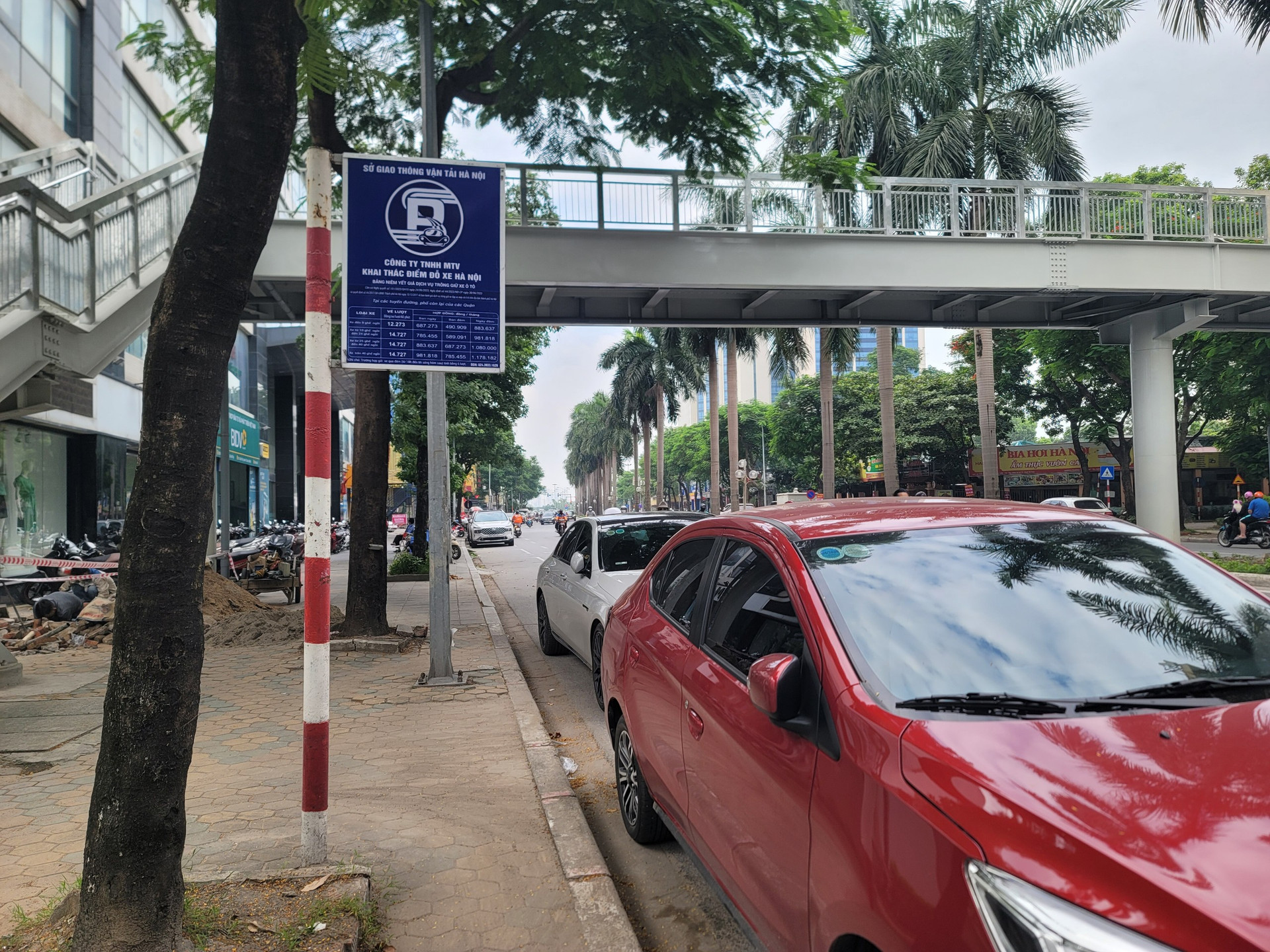 Trên tuyến phố Nguyễn Hoàng và phố Lê Đức Thọ (quận Nam Từ Liêm) biển báo 
