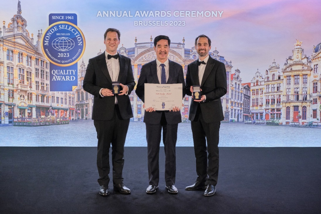 Ông Nguyễn Quốc Khánh, Giám đốc điều hành Nghiên cứu & Phát triển đại diện Vinamilk, nhận 2 giải Vàng về Chất lượng từ tổ chức Monde Selection.