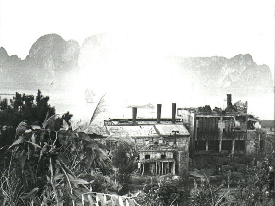 Nhà máy điện Cột 5 sau những trận ném bom ác liệt của cuộc chiến tranh phá hoại ác liệt của đế quốc Mỹ vẫn hiên ngang bên bờ Vịnh Hạ Long.