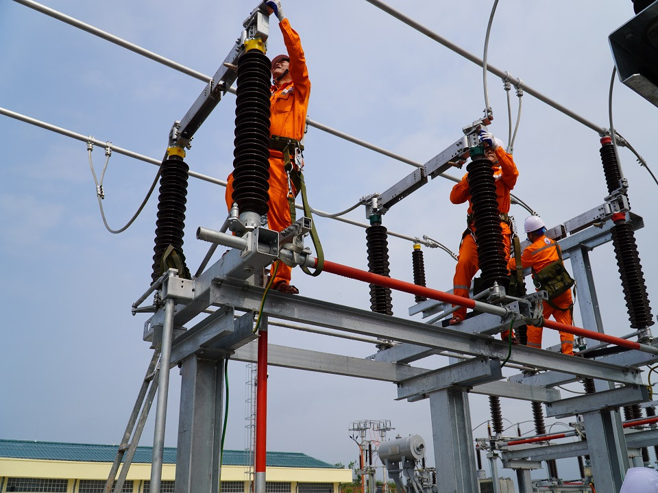 Những người thợ điện Công ty Điện lực Quảng Ninh vẫn ngày đêm mang trong mình một bầu nhiệt huyết, tất cả vì dòng điện quê hương tỏa sáng.