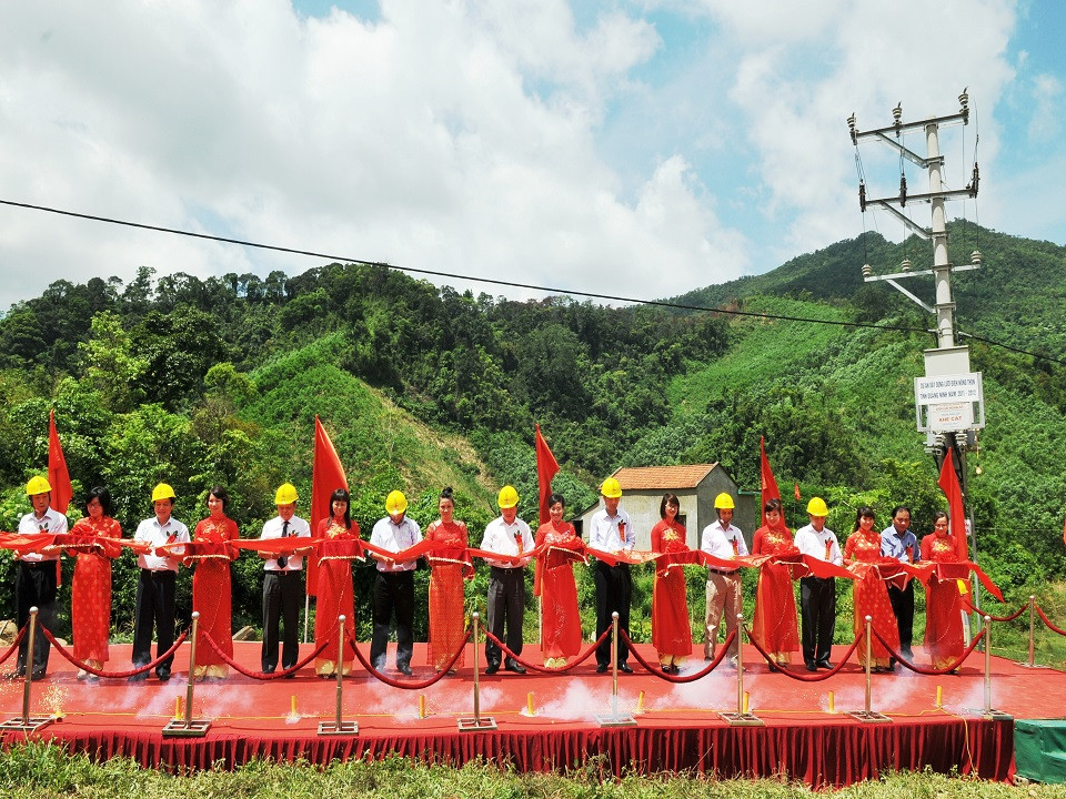 Lễ cắt băng khánh thành công trình dự án lưới điện khu vực nông thôn tỉnh Quảng Ninh năm 2011- 2012.