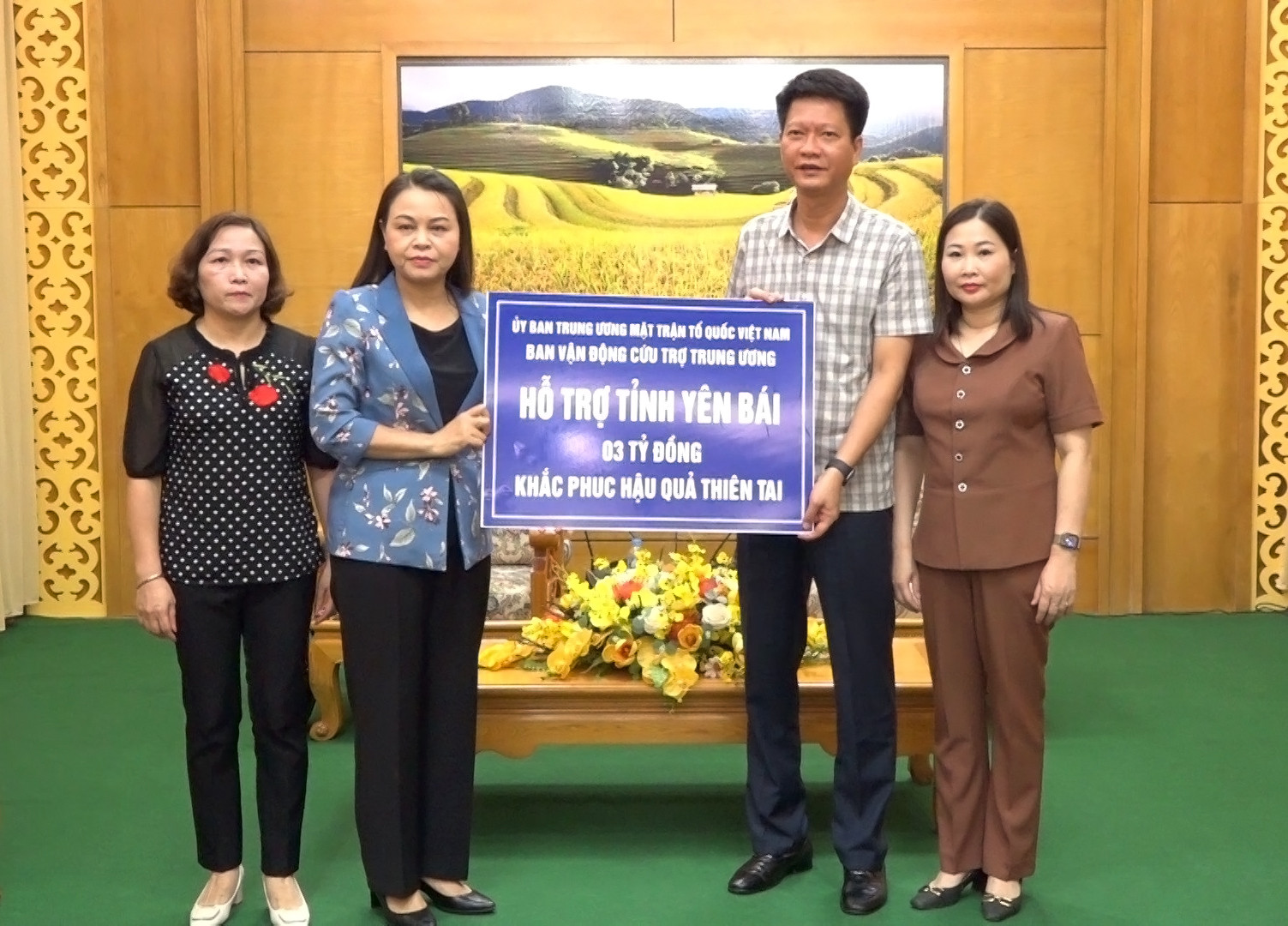 Phó Chủ tịch – Tổng Thư ký Nguyễn Thị Thu Hà trao số tiền 3 tỷ đồng hỗ trợ tỉnh Yên Bái.