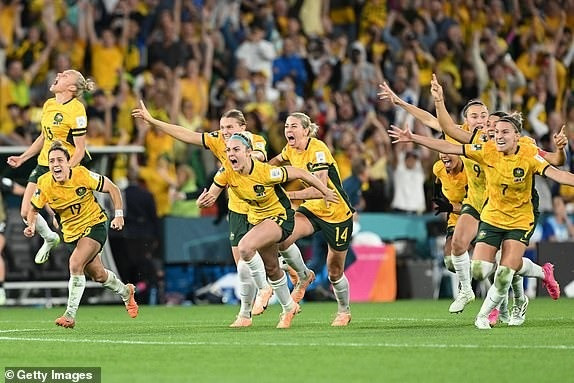 Niềm vui của các cầu thủ tuyển nữ Australia khi giành vé vào bán kết World Cup nữ 2023 (Ảnh: Getty).