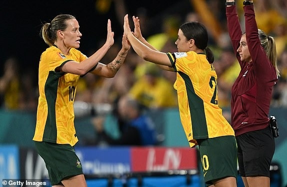 Tuyển nữ Australia trải qua một trận đấu vô cùng căng thẳng trước tuyển nữ Pháp (Ảnh: Getty).