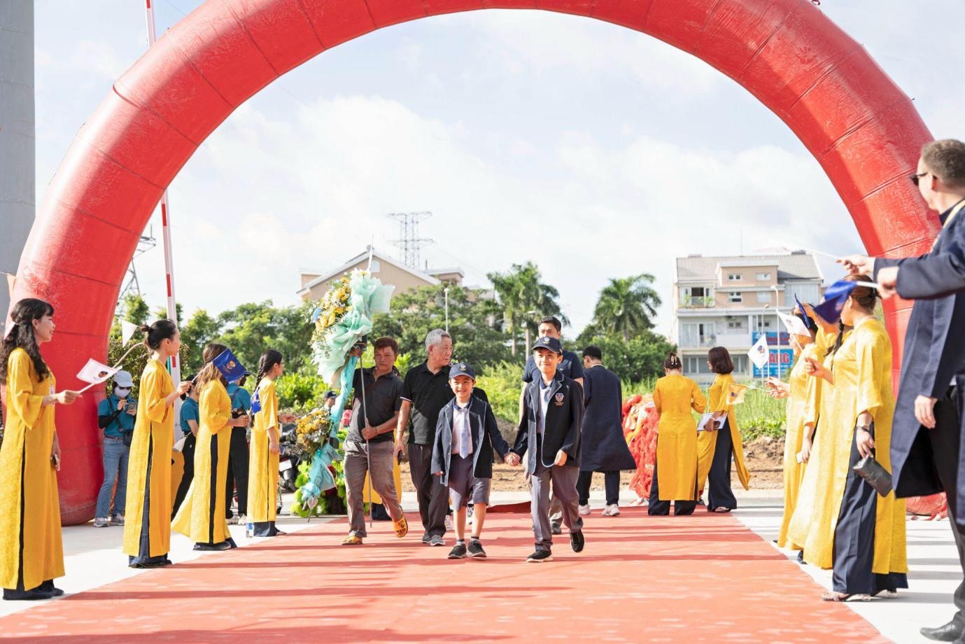 Quý thầy cô trường Victoria School chào đón phụ huynh và học sinh tham dự lễ khánh thành.