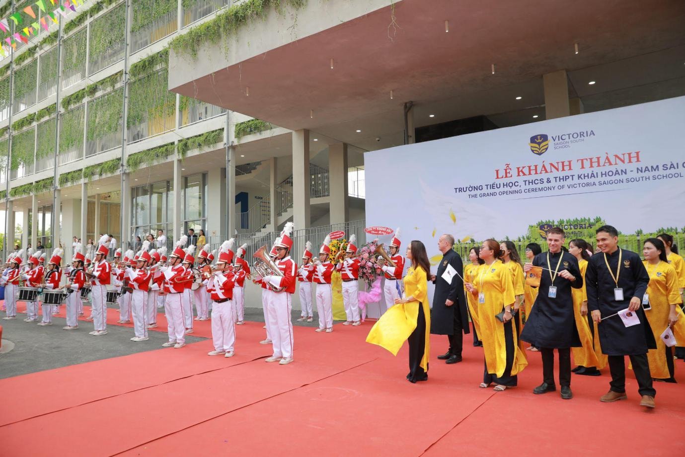 Toàn thể học sinh và giáo viên thực hiện nghi thức Thượng Cờ trong ngày khánh thành trường.