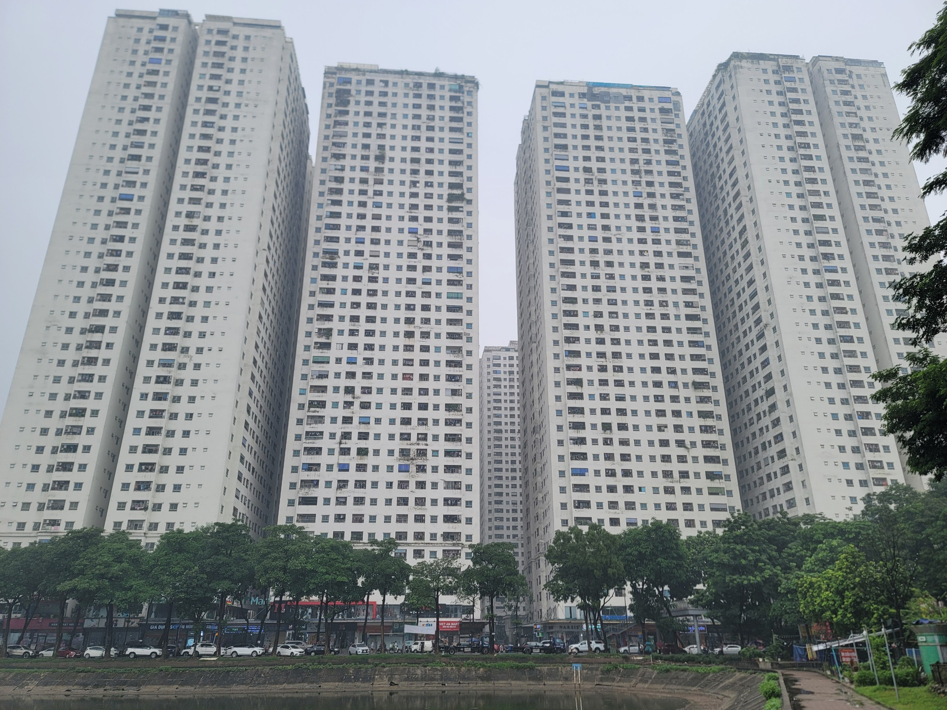 Chung cư HH Linh Đàm xây vượt số lượng căn hộ nghiêm trọng. Khu chung cư này đã có dân số bằng cả phường Hoàng Liệt (quận Hoàng Mai), phá vỡ các chỉ tiêu quy hoạch, gây quá tải về hạ tầng giao thông, hạ tầng xã hội, trường học, nhà trẻ tại khu vực.