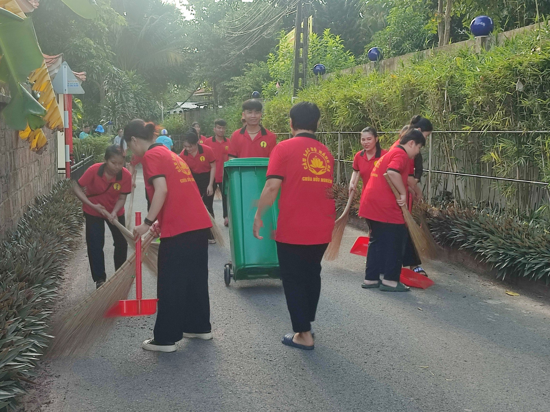 Các thành viên Tổ TQBVMT&ƯPBĐKH của Phật tử chùa Bửu Nghiêm tổng vệ sinh môi trường trên các tuyến đường thuộc khu phố 9.