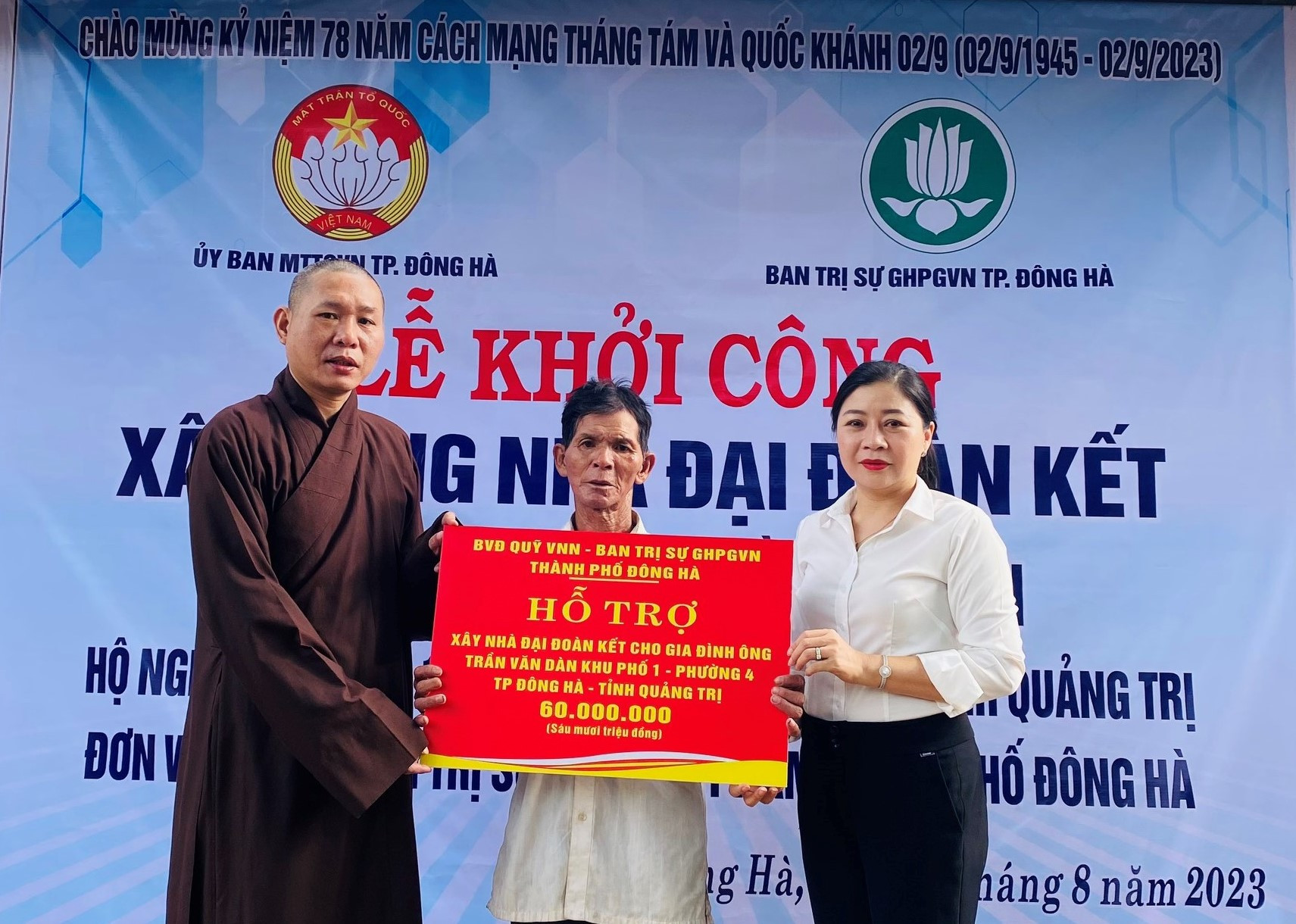 Ban tổ chức trao biểu trưng hỗ trợ xây nhà Đại đoàn kết cho hộ ông Trần Văn Dàn.