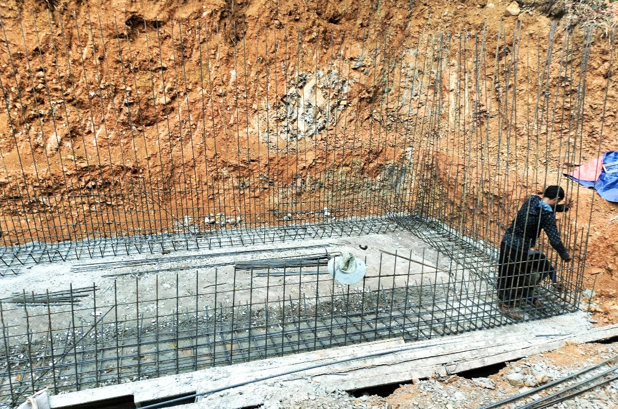 Công trình nước sạch ở thôn Pa Tầng, xã Đa Krông, huyện Đa Krông đang hoàn thành bể chứa cuối cùng để đưa vào sử dụng.