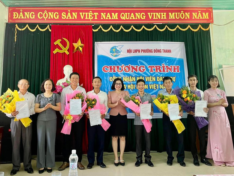 Lễ trao quyết định về việc công nhận hội viên danh dự của Hội LHPN Việt Nam đối với 6 nam giới tại phường Đông Thanh.