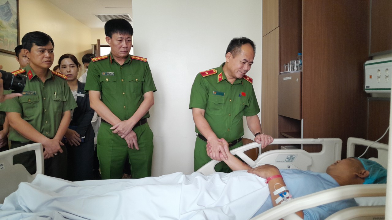 Thiếu tướng Nguyễn Thanh Tùng, Phó Giám đốc CATP Hà Nội, Thủ trưởng Cơ quan CSĐT, đã động viên, biểu dương tinh thần dũng cảm, kiên quyết đấu tranh với tội phạm nguy hiểm của Thiếu tá Nguyễn Anh Tuấn