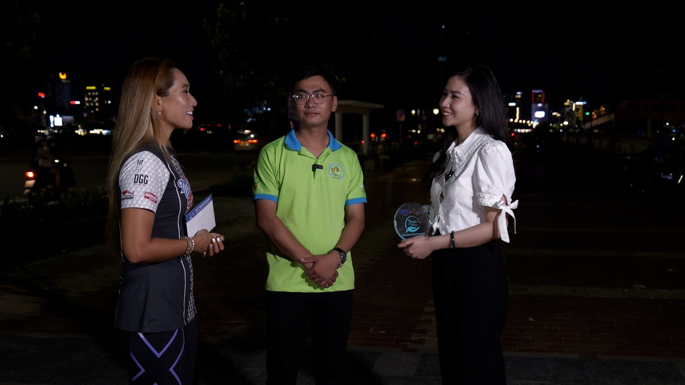 Nguyễn Quang Hiếu xuất hiện trong chương trình Nối trọn yêu thương cùng Thanh Vũ (bên trái) – Đại sứ thương hiệu nhãn hàng Nước tăng lực Number 1.