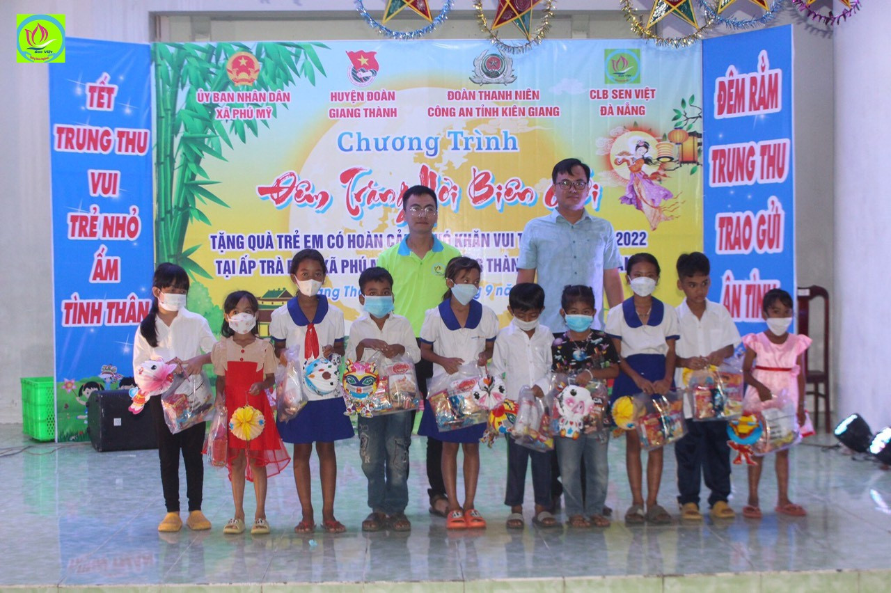 Nguyễn Quang Hiếu cùng CLB thiện nguyện Sen Việt tổ chức Tết Trung thu cho các em nhỏ có hoàn cảnh khó khăn tại Kiên Giang.