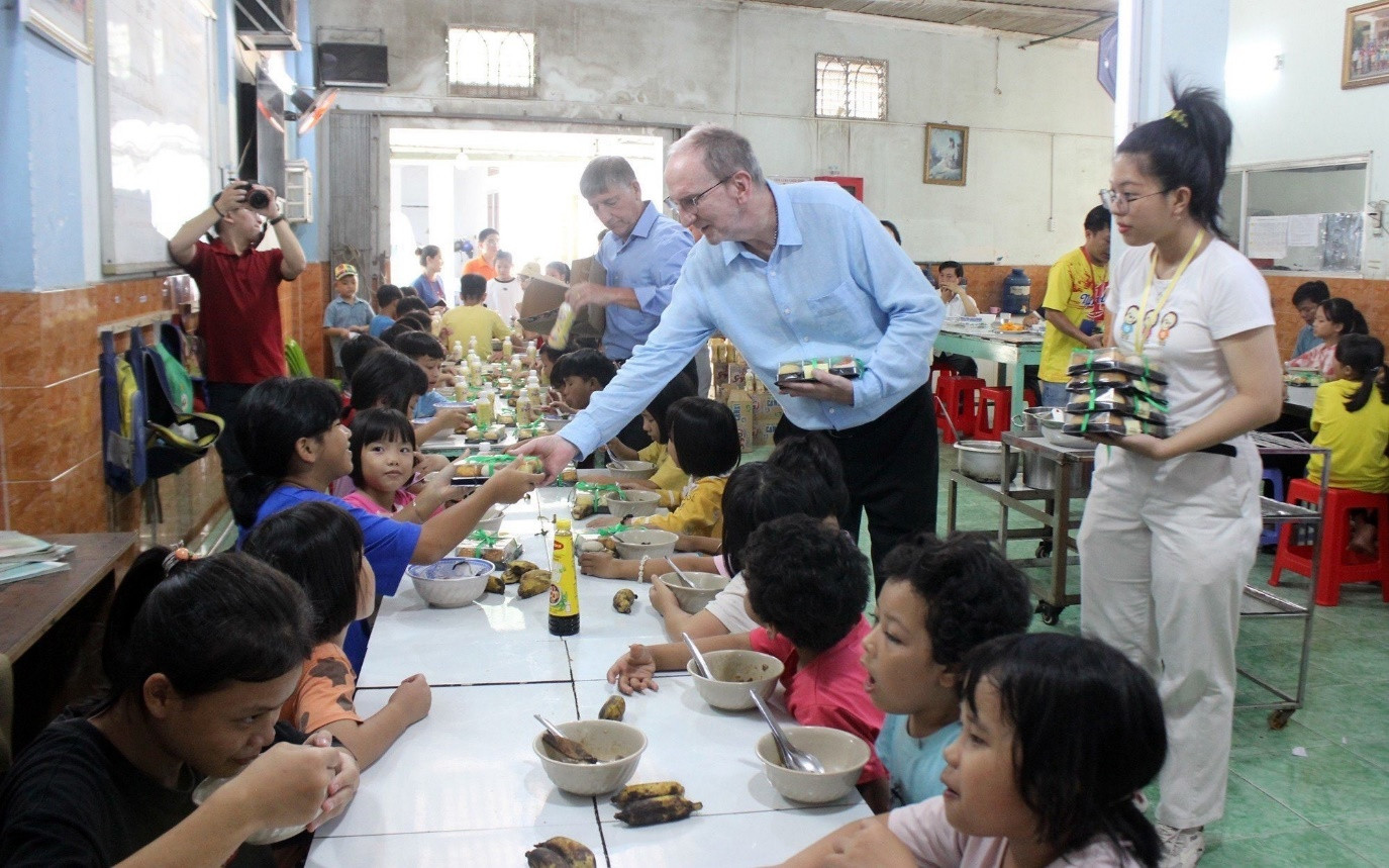 Ông David Charles Riddle - CEO của Tập đoàn Tân Hiệp Phát trao quà cho trẻ em tại các mái ấm tình thương tại Bình Dương vào đầu tháng 8 vừa qua.