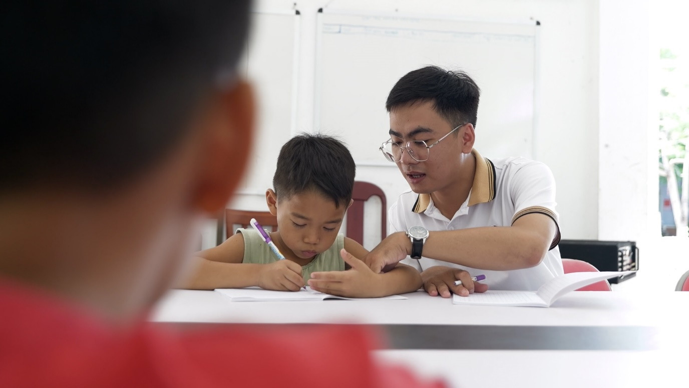 Nguyễn Quang Hiếu hướng dẫn các em nhỏ học tập tại trung tâm Nuôi dạy trẻ mồ côi Hoa Mai.