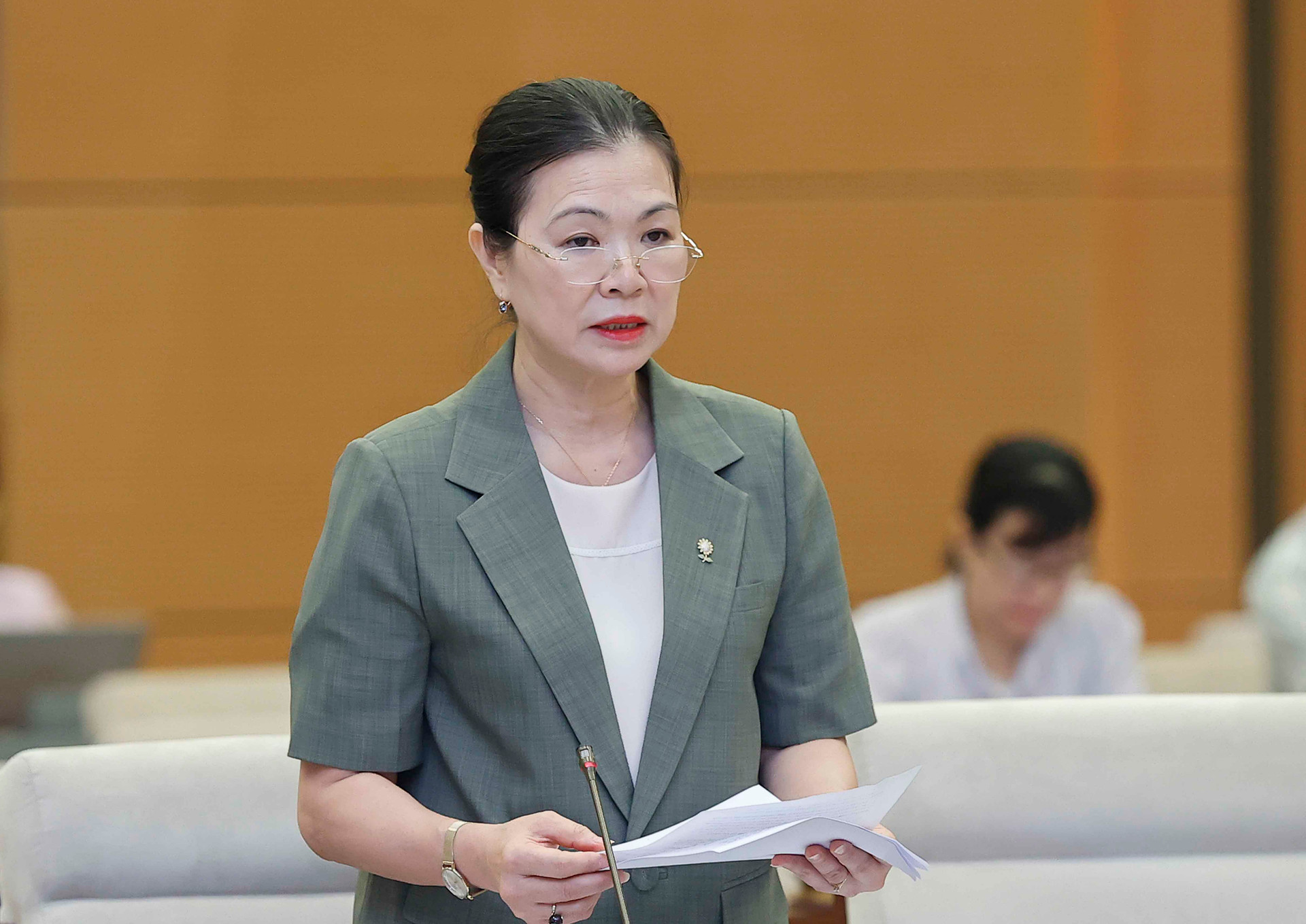 Phó Chủ tịch UBTƯ MTTQ Việt Nam Trương Thị Ngọc Ánh trình bày báo cáo tại phiên họp.