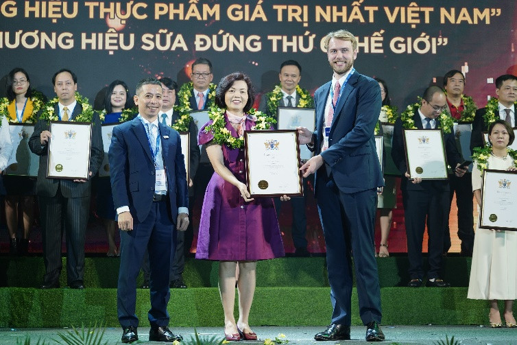 Bà Bùi Thị Hương, Giám đốc Điều hành Vinamilk đón nhận các chứng nhận từ Brand Finance - Ảnh: Mibrand.