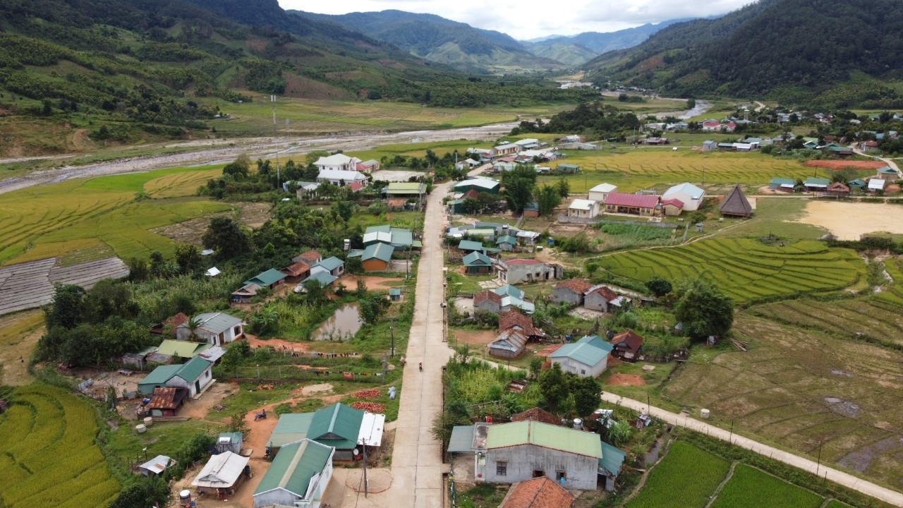 Nguồn vốn đầu tư từ Chương trình MTQG 1719 đã từng bước làm thay đổi diện mạo các thôn, làng đồng DTTS ở Kon Tum.