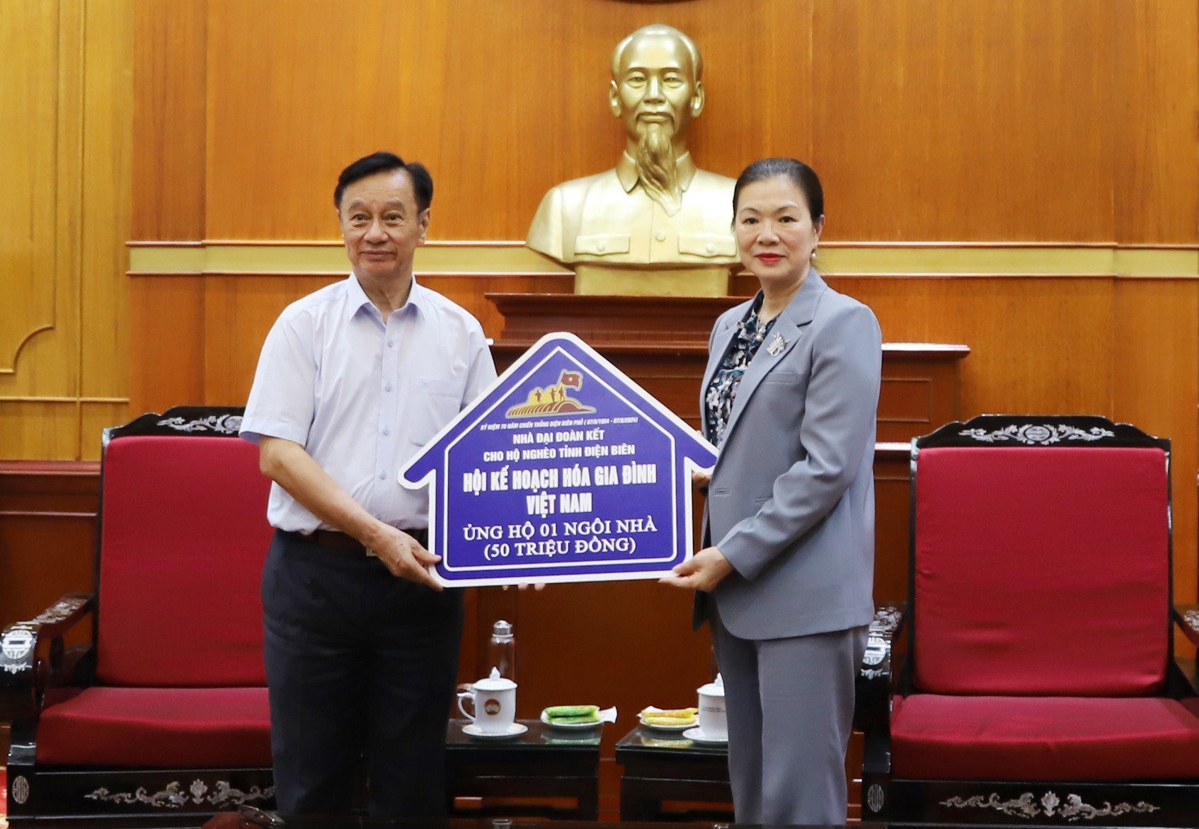 Bà Trương Thị Ngọc Ánh tiếp nhận ủng hộ từ Hội Kế hoạch hóa gia đình Việt Nam. 