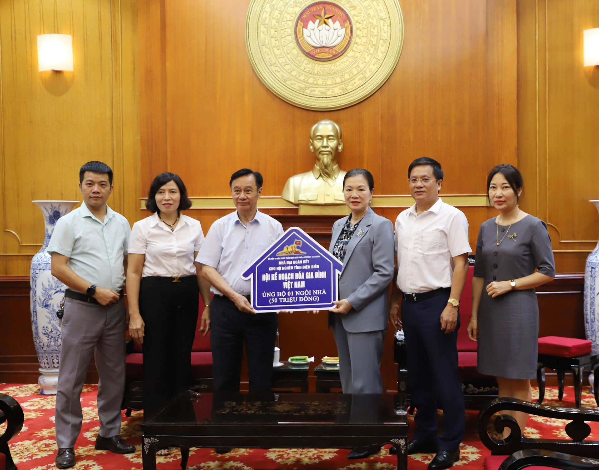 Phó Chủ tịch Trương Thị Ngọc Ánh tiếp nhận ủng hộ.