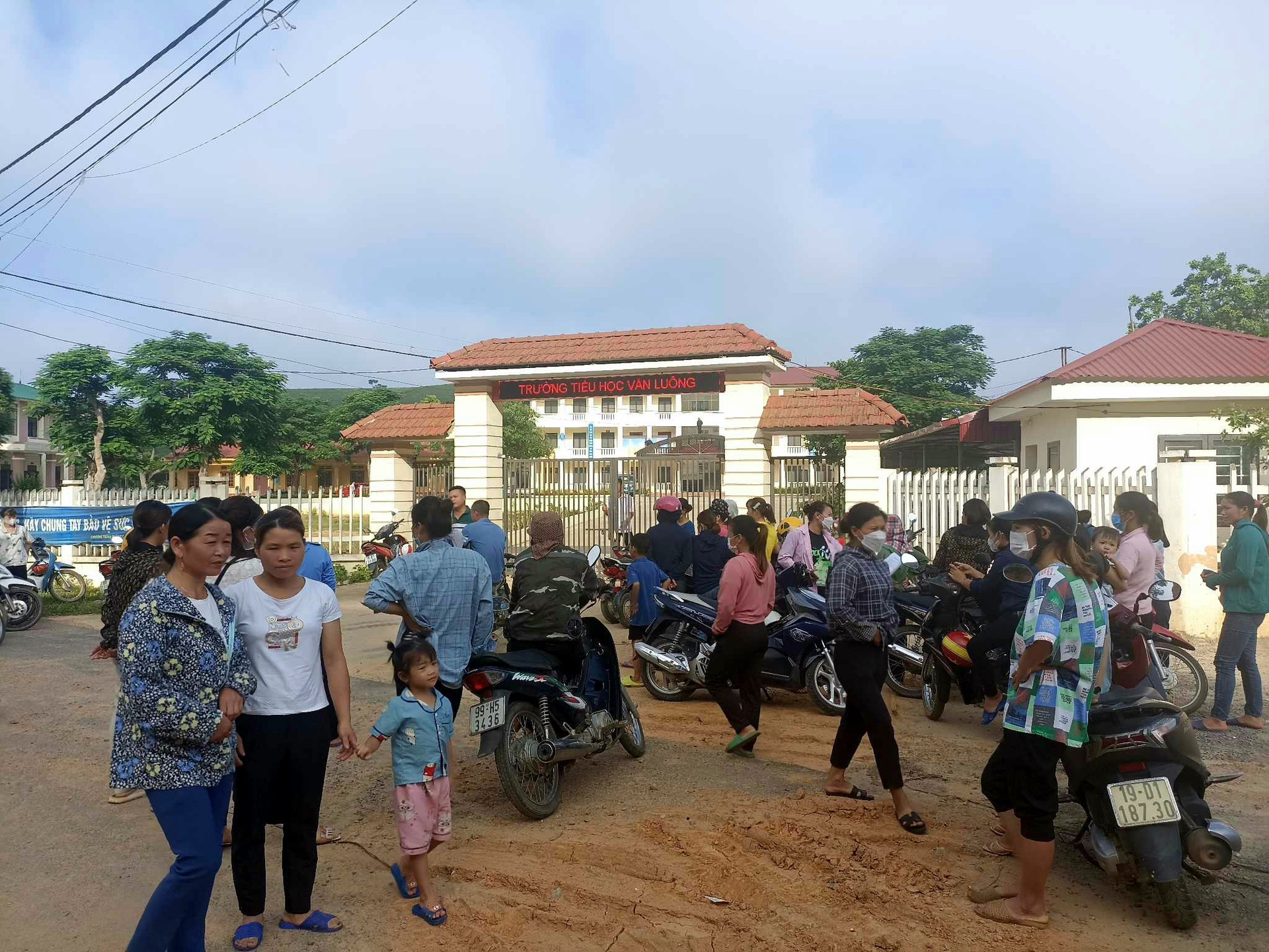Ngày 24/7, hàng chục phụ huynh đã kéo đến Trường Tiểu học Văn Luông để yêu cầu làm rõ một số khoản thu chi.