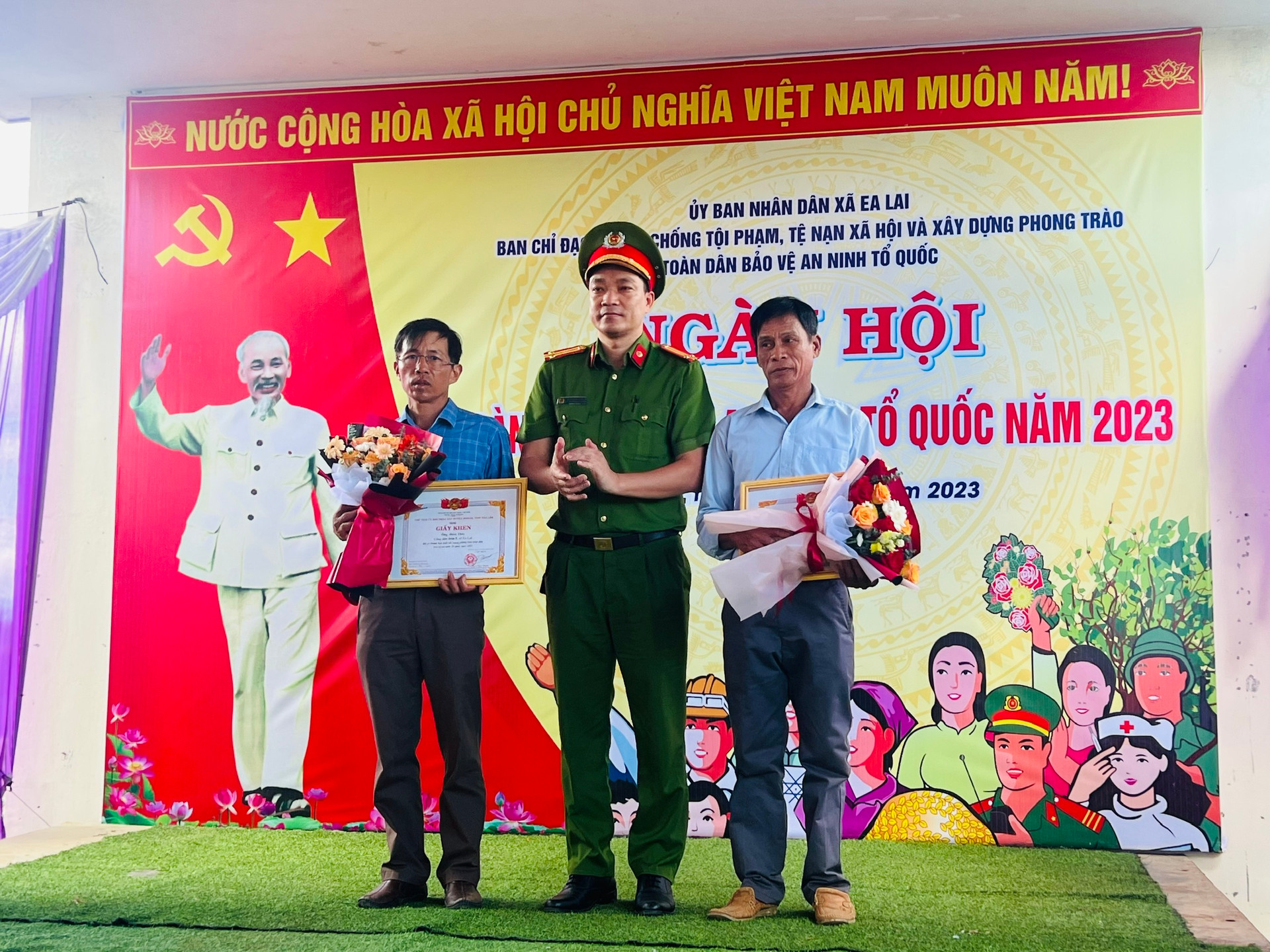 Trung tá Bạch Văn Cường, Phó trưởng Công an huyện M’Đrắk tặng giấy khen của  Chủ tịch UBND huyện cho tập thể và nhân dân thôn 8 xã Ea Lai.