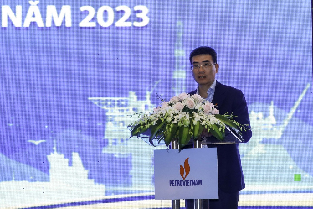 Đồng chí Dương Mạnh Sơn - Phó Tổng Giám đốc Petrovietnam trình bày về công tác sản xuất, kinh doanh của Petrovietnam trong thời gian qua.