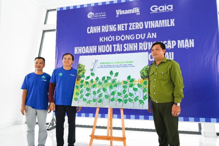 Bên cạnh các hỗ trợ thuyền, sản phẩm, Vinamilk còn trao tặng Vườn quốc gia Mũi Cà Mau tấm bảng lưu lại lời chúc của cộng đồng và nhân viên Vinamilk gửi đến “Cánh rừng Net Zero Vinamilk” như một món quà ý nghĩa.