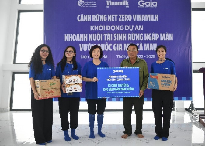 Bà Bùi Thị Hương (thứ ba từ trái qua), Giám đốc điều hành Vinamilk, đại diện trao tặng 05 chiếc thuyền và 4.200 sản phẩm dinh dưỡng cho đại diện Vườn quốc gia Mũi Cà Mau.