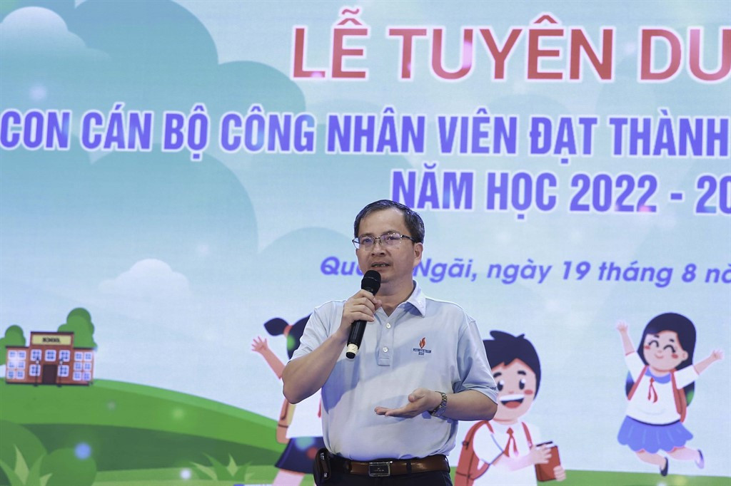 Ông Khương Lê Thành - Phó Bí thư Thường trực Đảng ủy, Thành viên HĐQT BSR phát biểu tại lễ tuyên dương các em học sinh.