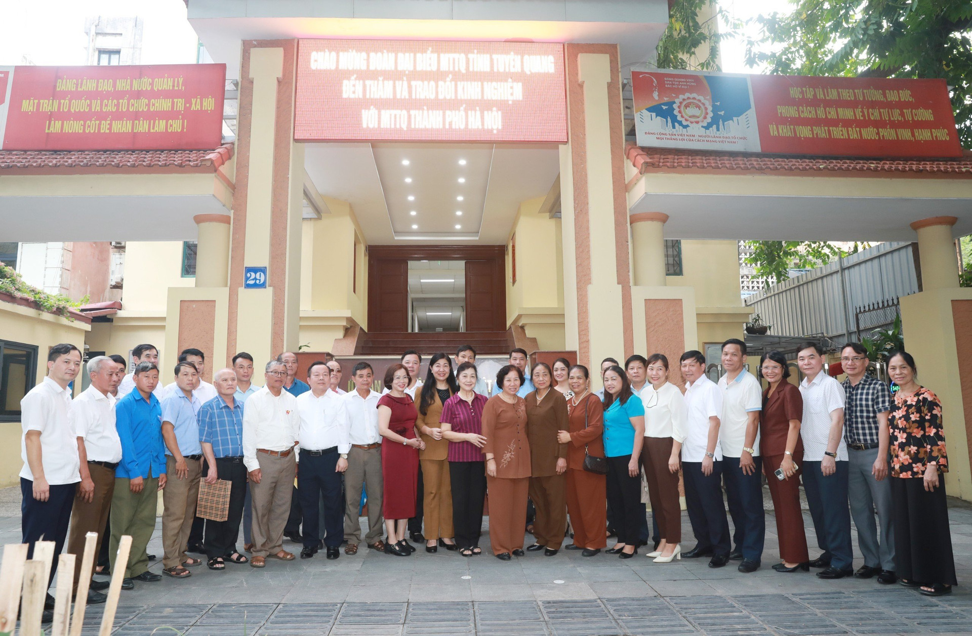 Các đại biểu chụp ảnh lưu niệm tại Ủy ban MTTQ Việt Nam thành phố Hà Nội. 