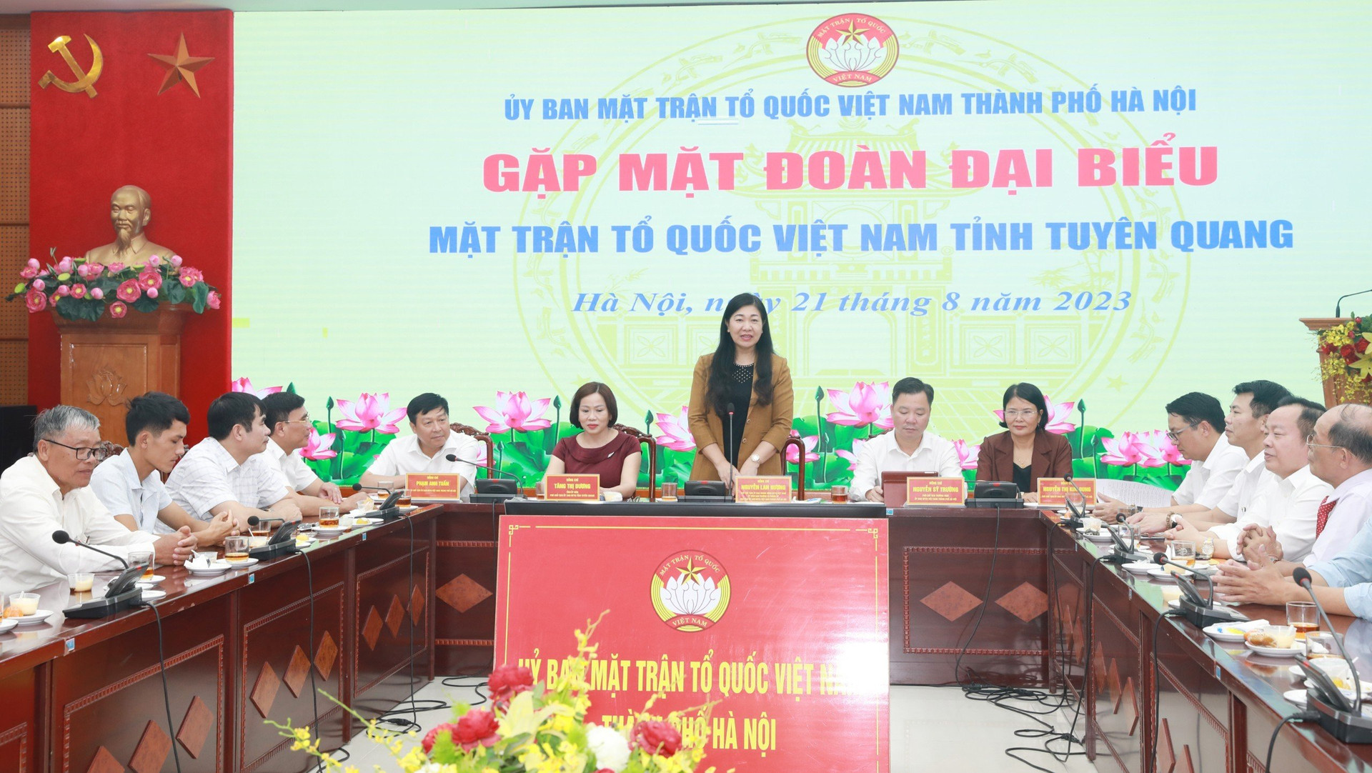 Bà Nguyễn Lan Hương phát biểu tại buổi gặp mặt. 