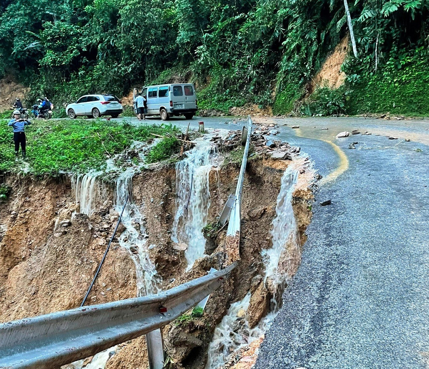 Mưa to gây xói lở ta-luy âm tuyến Quốc lộ 279 (đoạn qua xã Thuần Mang, Ngân Sơn).