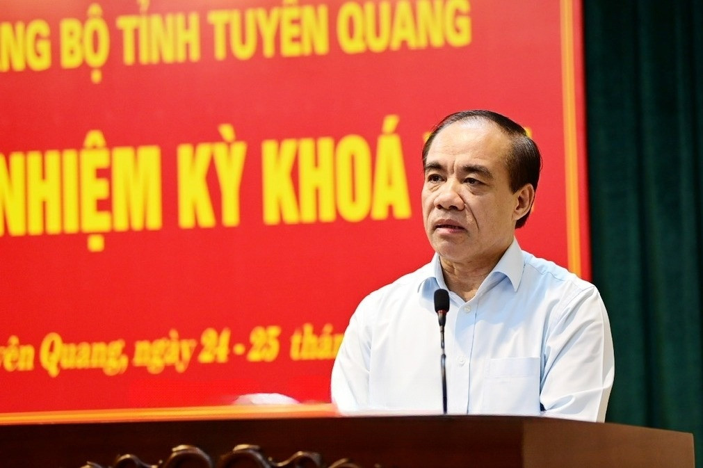 Đồng chí Chẩu Văn Lâm, Ủy viên BCH Trung ương Đảng, Bí thư Tỉnh ủy, Trưởng Đoàn ĐBQH tỉnh phát biểu khai mạc Hội nghị.