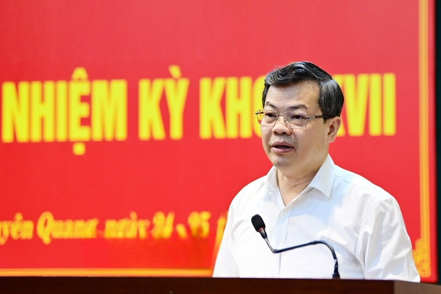 Đồng chí Nguyễn Văn Sơn, Phó Bí thư Tỉnh ủy, Chủ tịch UBND tỉnh chủ trì hội nghị, trình bày Dự thảo Báo cáo đánh giá giữ nhiệm kỳ