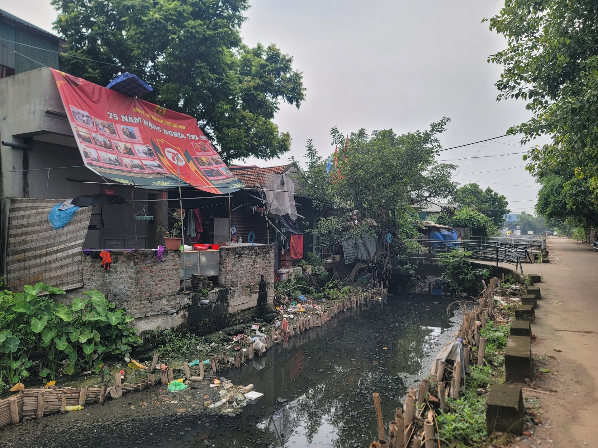 Nước sông đen sì, bốc mùi ngay trước nhà dân tại thôn Vĩnh Ninh, xã Vĩnh Quỳnh, huyện Thanh Trì.