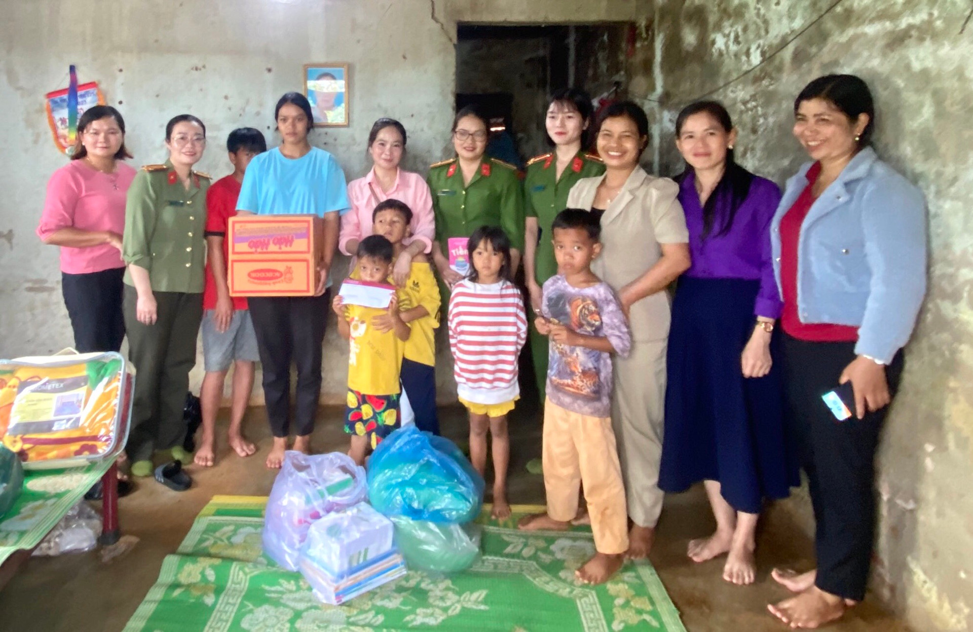 Hội Phụ nữ Công an tỉnh Đắk Nông và Hội Phụ nữ Phòng Cảnh sát cơ động phối hợp các đơn vị liên quan trao tặng quà cho các cháu mồ côi cả cha lẫn mẹ.