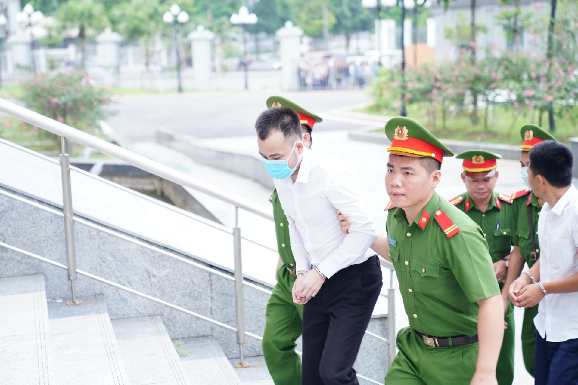 Đây là vụ án thứ 4 ông Chung bị xử lý hình sự. Cựu Chủ tịch UBND TP Hà Nội này đang thụ án 12 năm tù trong các vụ án chiếm đoạt tài liệu mật liên quan vụ án Nhật Cường; mua sắm chế phẩm Redoxy-3C; vụ án Nhật Cường.