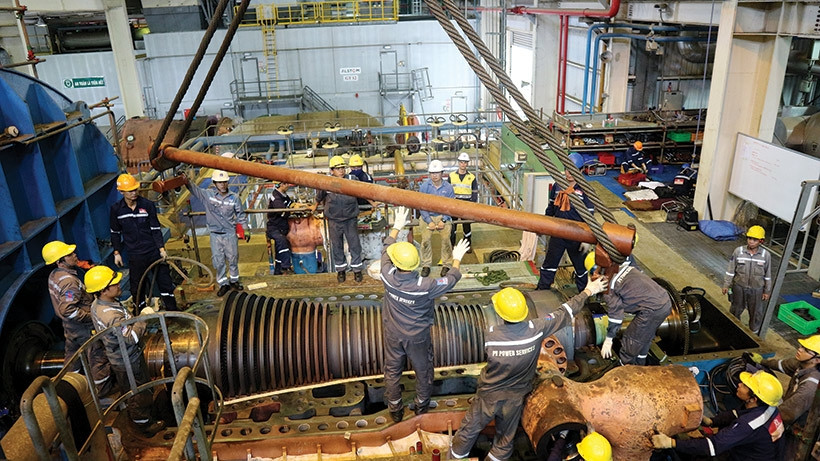 Người lao động PV Power thực hiện sửa chữa bảo dưỡng turbine nhà máy điện.